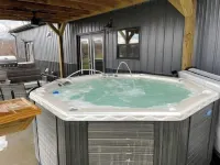 Charming 2 Bedroom Home with Hot Tub and Fire Pit