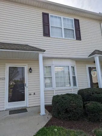 King size* ECU* Dining* Convenient Location*