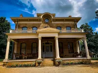 Close to Local Opera House - On the main drag