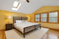 Crystal Lake House W/ Private Beach + Lake Access فنادق في Harrison