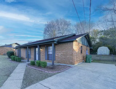 Lovely 3 bedroom house close to great shopping and dining. Отели рядом с достопримечательностью «Монтгомери Музеум оф Файн Артс»