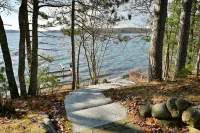 Custom-Bulit Log Cabin Family Friendly home on Round Lake, close to trails!