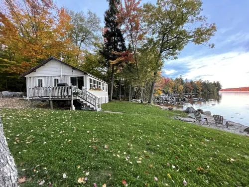Cozy Lakeside Cabin