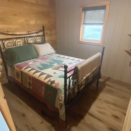 Beautiful Cabin Sleeps 4(up to 6) w/direct access to snowmobile and ATV trails!