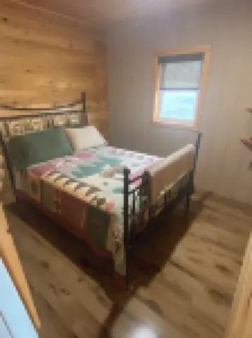 Beautiful Cabin Sleeps 4(up to 6) w/direct access to snowmobile and ATV trails!