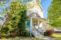 Upscale Cottage in the Heart of Downtown/ Walking Distance from the Yatch Club Hotel dekat Webster University
