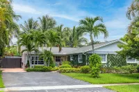 Luxurious modern home w/ private tropical backyard close to beach and downtown!