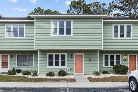 Sleeps 5! 2 Br, 2.5BA Townhome-Walk to Beach & Dining – Your Escape Awaits!