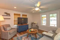 The Cabin On Dogwood - A cozy 1950's Cabin on Lake Jordan, Alabama