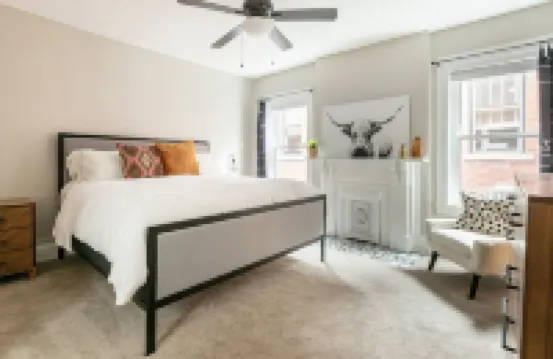 Newly Renovated 2BR Apartment w/ Free Parking in Downtown