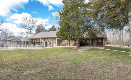 Rustic Retreat 3Bed/3Ba Walk In Quiet Close to Lake TaneyComo & The Landing