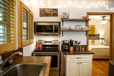 Mentone's favorite Cozy Cabin!  In the heart of Mentone:  In Town but Far Out