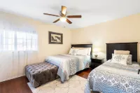 Beautiful sunset Lakehouse with with amazing views and heated pool and jacuzzi !