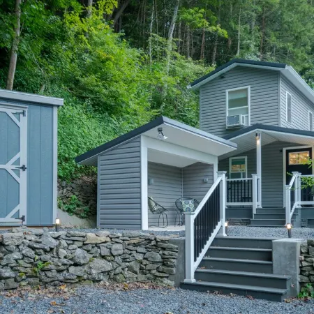 COOL CREEK COTTAGE: PSU Spring Creek Waterfront Oasis with Hot Tub
