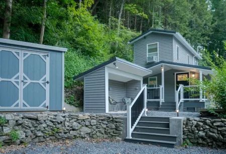 COOL CREEK COTTAGE: PSU Spring Creek Waterfront Oasis with Hot Tub