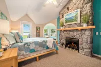 Family Fun on Otsego Lake - HUGE yard, kayaks, paddleboards, zip line and more!