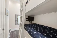Modern, Fun Carriage Home 30A Light and Bright!Sleeps 4
