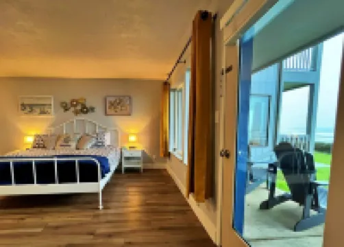 1st floor Oceanfront studio with king bed and hot-tub & AC