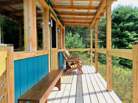 "Cozy Secluded Tiny House with Mountain Views, Short Walk from Parking"