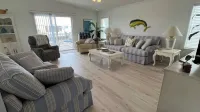 Quiet, clean & comfy 2 bed-2bath with 8000lb boat lift and large screened lanai