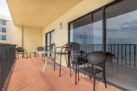 Fantastic Beachfront Condo, Perfect Location, Large 3 Bedroom, 2 Bath Sleeps 8
