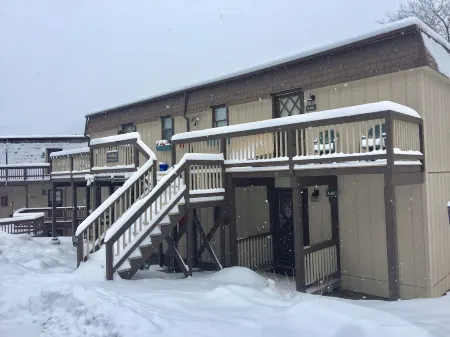 Walk to Biking Trails! Pet Friendly! Hike & Wine!