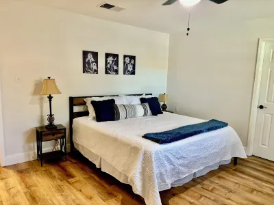 Charming 4-bedroom house with WiFi and “stock tank” pool in beautiful Georgetown Hotels near Georgetown Palace Theatre