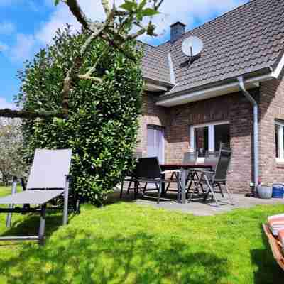 Fantastic holiday home on the left Lower Rhine between the Rhine and Wisseler See Hotel Exterior