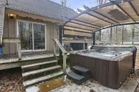 Rustic Chalet Retreat w/ Hot Tub Hotels in Mecosta County