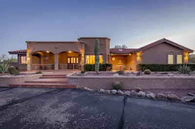 Mountain Home Pool VIEWS Garage FUN Backyard Spacious Private Close to UofA Các khách sạn gần Casino of the Sun