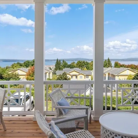 Now Booking for Summer 2026! Stunning Panoramic Lake Views in Downtown Petoskey! Отели в г. Петоски