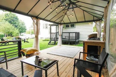 Expansive Victorian close to Saratoga Springs and Lake George