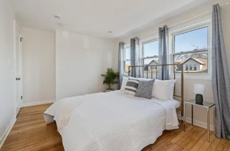 Two floor Urban Oasis: King Bed Near NYC Train Отели рядом с достопримечательностью «Short Hills Plaza»