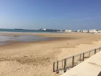 House with courtyard, 200 m from the Remblai and 3 minutes from Les Sables town center on foot!