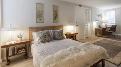 Downtown 2 bedroom 2 bath cottage Palm Beach Atlantic University附近的飯店