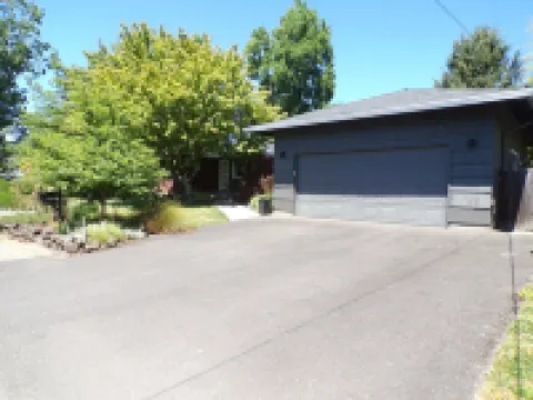 Beautiful Home in Amazing SW Portland/Tigard Location