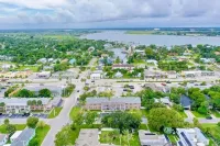 Cozy condo near everything! Just a short walk away from Historic downtown!