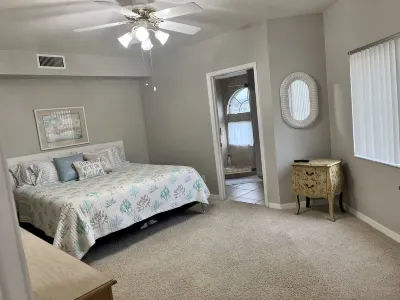 GORGEOUS - LAKEFRONT CARRIAGE HOME-1ST FLOOR LIVING-2 BED/2 BATH-2 POOLS Hotel in zona Kensington Golf & Country Club