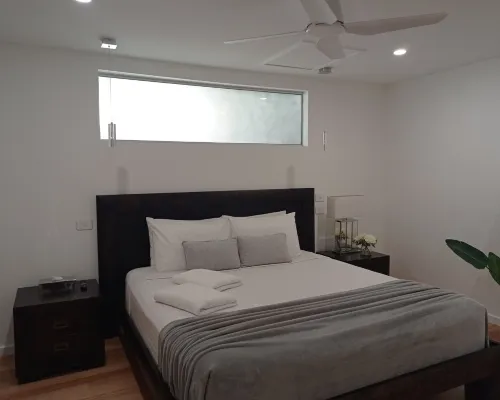 'LITTLE LAKE LODGE' - on Warilla Beach / Little Lake Hotels in Shellharbour City