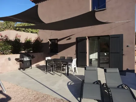 Ground villa NEW F3 in Porticcio in secure domain 2 minutes from the beaches Отели в г. Porticcio