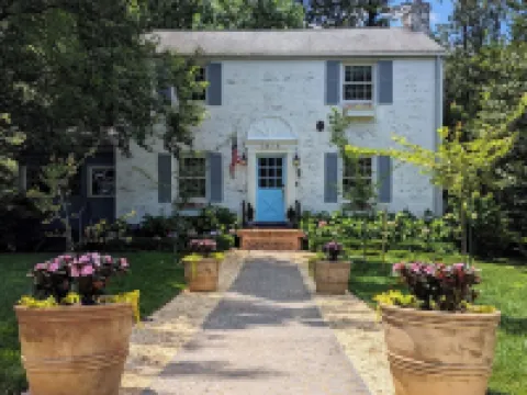 Large Yard - Quiet Area - 15 Min to DC Hotels in Lincolnia