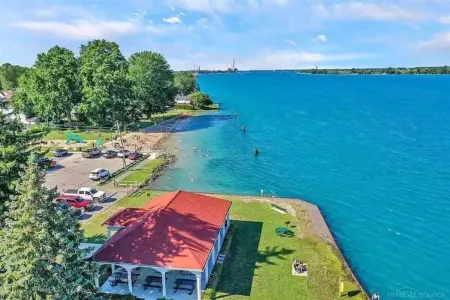 The Harbor House - Entire 1st Floor Waterfront