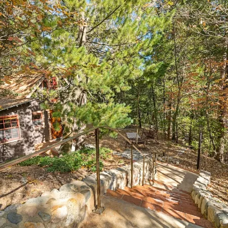 Fairytale Themed Secluded Cabin- Pets ok, King Bed, Fast Wi-Fi!
