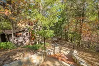 Fairytale Themed Secluded Cabin- Pets ok, King Bed, Fast Wi-Fi!
