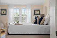 Coastal Cottage w/ Pickleball and Outdoor Oasis 2 mi to Beach - balcony