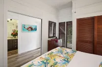 Steps from the Beach, Stunning View, Newly Remodeled, +AC