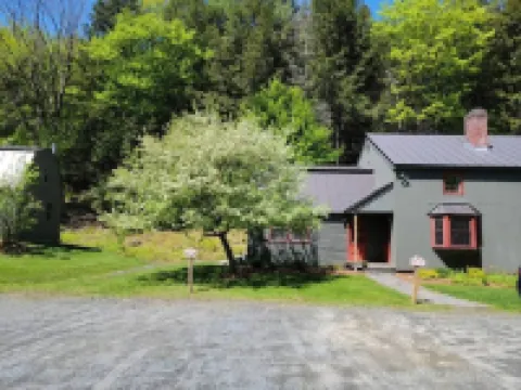 Cozy Quechee Cabin Near Woodstock and Skiing w/Woodstove and All the Amenities