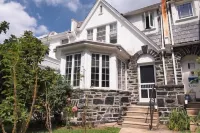 Artsy Homey Rowhouse, 3bdrm & office, quiet urban area, free parking, fast WiFi Hotels near Evergreen Museum Library