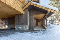 Fantastic Ski Access: Sleeps 10 HotTub GameRoom Huge Kitchen  Perfect for Groups