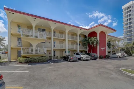 Gorgeous direct Intracoastal views in the heart of Pompano Beach Отели рядом с достопримечательностью «Laguna Bay Nursery Inc»